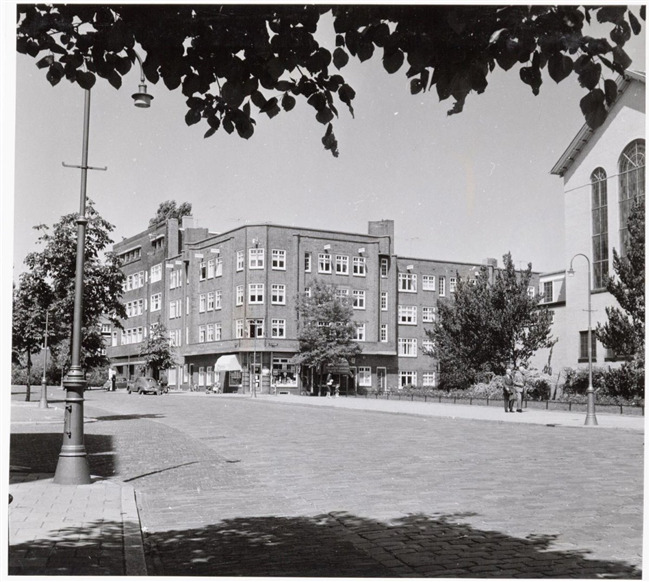 Hoek Waalstraat - Oude-IJselstraat. (Rechts de nu afgebroken Gereformeerde kerk.)
              <br/>
              J.M. Arsath Ro'is, Stadsarchief Amsterdam, juni 1960